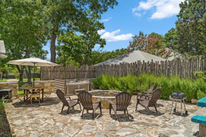 Marvellous Home 3 Blcks from Main St w Hot tub Firepit
